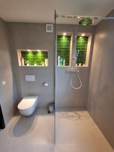 Et badeværelse på La casa Pacha Mama Sauna en Hottub