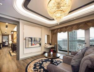 ein Wohnzimmer mit einer Couch und einem Kronleuchter in der Unterkunft Annova Nha Trang Hotel in Nha Trang + 98 Fotos