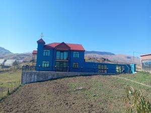 a blue house on top of a hill at Nadir ailevi hotel in Çǝtgün
