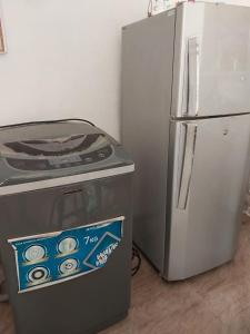 een fornuis en een koelkast in de kamer bij Golden Breeze Villa Bentota in Beruwala