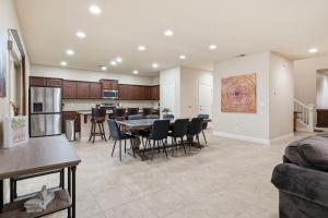 Il comprend une grande cuisine et une salle à manger avec une table et des chaises. dans l'établissement Casa Cortez, à Visalia