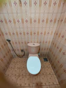 een kleine badkamer met toilet in een kamer bij Golden Breeze Villa Bentota in Beruwala