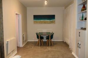 ein Esszimmer mit Tisch und Stühlen in der Unterkunft San Remo on Windermere Rd. Humewood Beachfront in Gqeberha