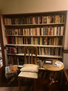a book shelf filled with lots of books at La Gabetière in Estrablin