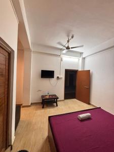een kamer met een bed en een tafel. bij The Modern Home Stay in Guwahati