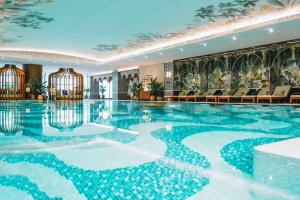 einem großen Pool in einem Gebäude mit einer Decke in der Unterkunft Shangri-La Kunming in Kunming