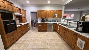 Köök või kööginurk majutusasutuses Heated toilet seat - Air Conditioning- Hot Tub Spa - Dryer - Electrical BBQ Grill - Pool - Arcade Games at Golden Swan Holiday House