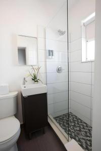 Ванная комната в Odyssey of South Beach Apart Hotel +63 фотографии