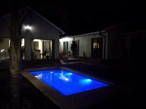 Het zwembad bij of vlak bij Acacia Grove Guest House
