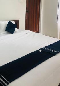 En eller flere senge i et værelse på COFFEE ESTATE STAY COORg