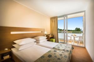 Un pat sau paturi într-o cameră la Miramar Sunny Hotel