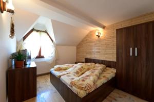 a small bedroom with a bed and a window at Pensiunea Arina in Vatra Dornei
