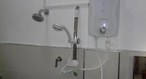 a hair dryer and a hair dryer at Riverdale holiday Inn in Kanduruwela