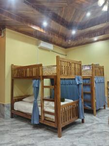 NongkhiawSunset Backpackers Hostel的客房内的两张双层床 更多11张照片