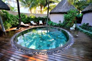 特魯歐克比赫斯的住宿－木麻黃度假酒店，木制甲板上的小型游泳池