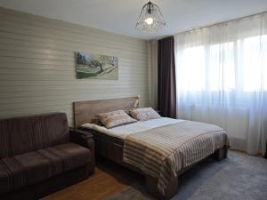 una camera da letto con un letto e un divano di Casa Crăciun a Mănăstirea Humorului