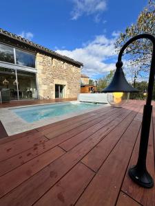 een uitzicht op een houten terras met een lamp erop bij Gîte de Marcenac in Lalbenque +34 foto's