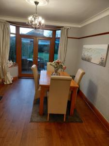 ein Esszimmer mit einem Holztisch und Stühlen in der Unterkunft Penwortham traditional home in Penwortham