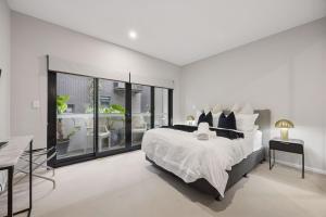 Ένα ή περισσότερα κρεβάτια σε δωμάτιο στο The Urban by Parbery Property Group