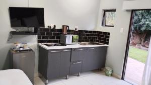 Η κουζίνα ή μικρή κουζίνα στο Khaya guesthouse +9 φωτογραφίες