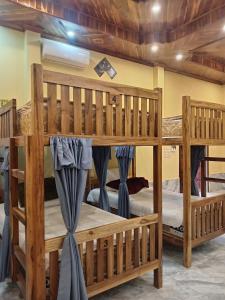 NongkhiawSunset Backpackers Hostel的房间里有几张双层床