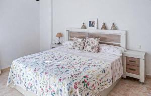 Postel nebo postele na pokoji v ubytování Gorgeous Apartment In Alicante With Swimming Pool
