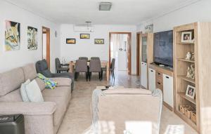 Posezení v ubytování Gorgeous Apartment In Alicante With Swimming Pool + 11 fotografií