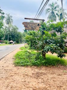 een straatbord aan de kant van een weg bij Elephant point tree house in Sigiriya