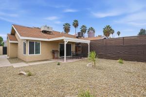 une petite maison avec une clôture devant dans l'établissement Casa Cortez C, à Visalia