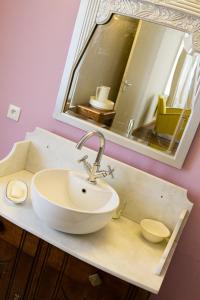 La salle de bains est pourvue d'un lavabo et d'un miroir. dans l'établissement Wazemoff, à Lille