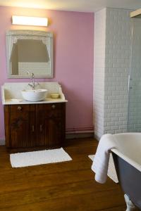 La salle de bains est pourvue d'un lavabo, d'une baignoire et d'un miroir. dans l'établissement Wazemoff, à Lille