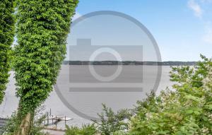 ein Blick auf einen Fluss durch eine Hecke in der Unterkunft Awesome Home In Kruså With Wifi in Kollund Østerskov