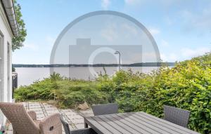 einen Tisch und Stühle mit Seeblick in der Unterkunft Awesome Home In Kruså With Wifi in Kollund Østerskov + 14 Fotos