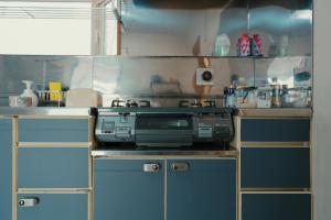 a kitchen with a toaster oven on a counter at ペコレラ学舎 Teacher House in Yakumo
