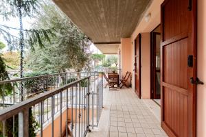 een balkon met een deur en een tafel en stoelen bij Trilocale con giardino a Cervia - CV012 in Cervia