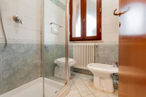een badkamer met een toilet, een wastafel en een douche bij Trilocale con giardino a Cervia - CV012 in Cervia