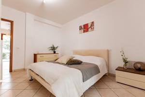 een witte slaapkamer met een groot bed. bij Trilocale con giardino a Cervia - CV012 in Cervia