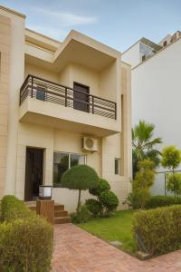 een huis met een balkon erbovenop bij The Ruby Resort Vrindavan # Prime Location # Luxury Rooms # Near Prem Mandir # Restaurant # Big Lawn # Big Parking # By Nandan Group # in Vrindāvan +48 foto's