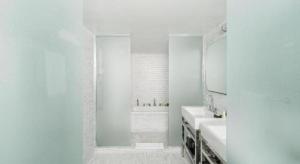 une salle de bain blanche avec deux lavabos et un miroir dans l'établissement COMO Metropolitan Miami Beach, à Miami Beach