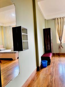 Zimmer mit Spiegel und Zimmer mit Bett in der Unterkunft Pines Heaven Homestay in Kalimpong