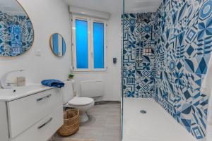 Et badeværelse på Évasion Santorin - Jacuzzi & Relax