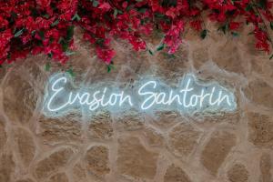 Et logo, certifikat, skilt eller en pris der bliver vist frem på Évasion Santorin - Jacuzzi & Relax + 15 billeder