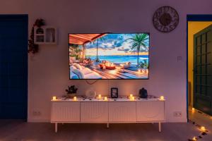 Μια τηλεόραση ή/και κέντρο ψυχαγωγίας στο Évasion Santorin - Jacuzzi & Relax