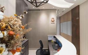 um escritório com uma secretária com um computador em Metroplace Olympic em Hong Kong