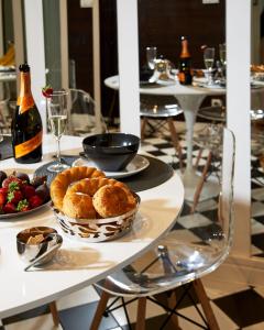 una mesa con un plato de comida y una cesta de pan en King Street Design Apartment for 12, en Budapest