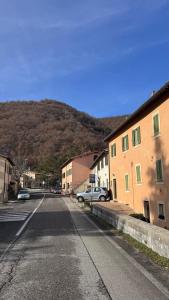 een lege straat in een stad met een berg bij Casa Rasiglia 2 in Casenove