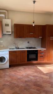 een keuken met een wastafel en een vaatwasser bij Casa Rasiglia 2 in Casenove