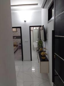 a hallway with a bathroom with a sink and a mirror at La jarrie land in Mandanou
