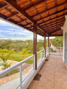 an outdoor balcony with a view of the ocean at Chácara Coração no Mato in Santa Isabel