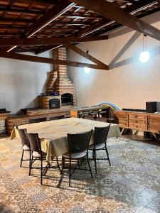 a dining room with a table and chairs in a room at Chácara Coração no Mato in Santa Isabel